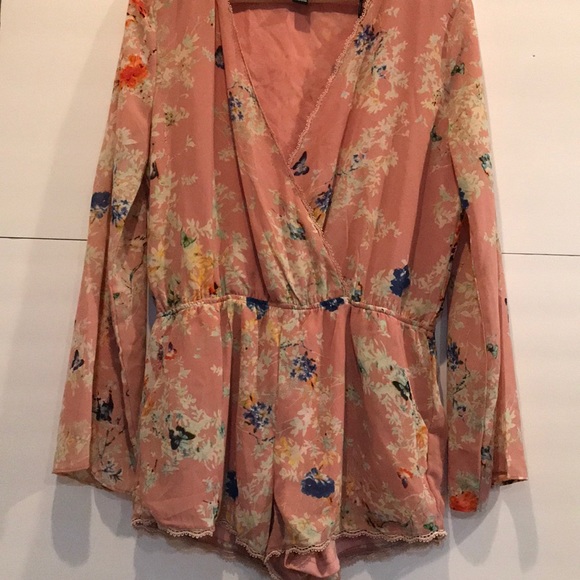 FLORAL ROMPER 😍 - Picture 4 of 8